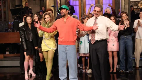 Bad Bunny sonrea con ironía ante duras críticas al medio tiempo del Super Bowl en sorprendente sketch en SNL: "Todos están felices, ¿no es así?"