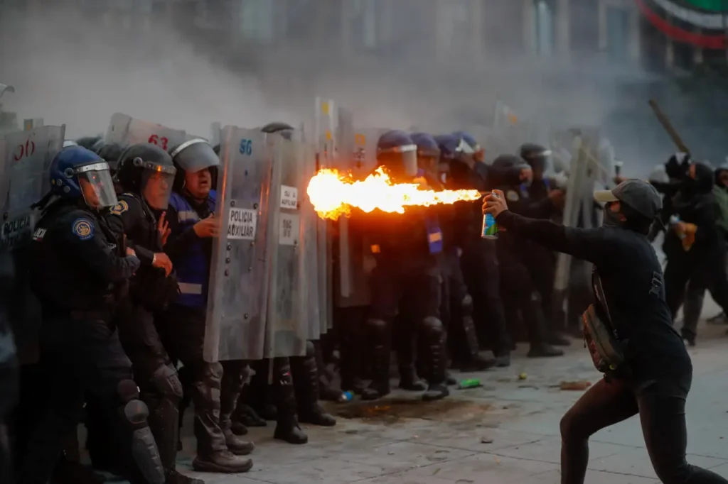 Investigación sin precedentes: Sheinbaum ordena esclarecer las circunstancias que rodearon a los altercados y supuestos avisos de bomba en el epicentro del conflicto del 2 de octubre