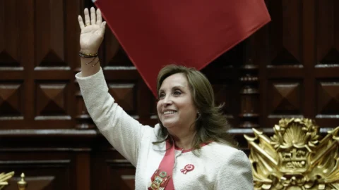 "Destitución en Fuego: El Congreso Peruano Quiebra con Presidenta Dina Boluarte, una Larga y Tiránica Carrera"
