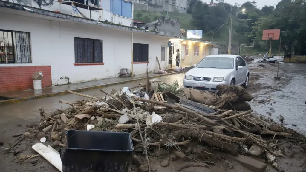 "La catástrofe housing: El Gobierno de México reconoce impacto masivo de lluvias en más de 100,000 viviendas desde principios de octubre"