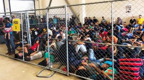 "Donald Trump enfrenta duras críticas por acusaciones de violación de derechos humanos y violación de la ley en su política migratoria"