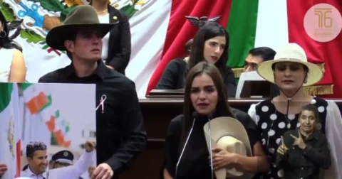 La nueva autoridad en la mesa: Grecia Quiroz toma el mando como presidenta municipal sustituta de Uruapan, un reto para impulsar el crecimiento y la prosperidad en la región.