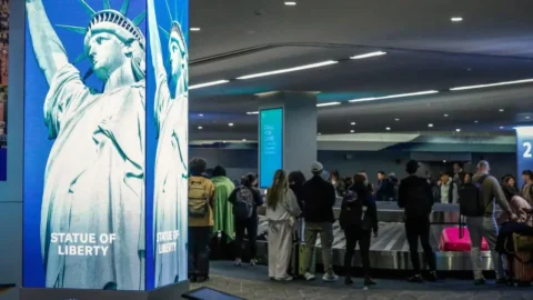 Casi 1,000 vuelos cancelados ante las advertencias de nieve en Nueva York