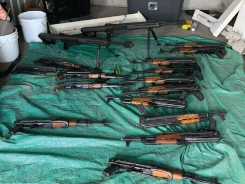 Cómo la inmigración absorbió los esfuerzos federales en EU contra los delitos con armas