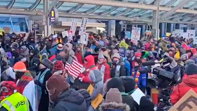 Minneapolis al borde del caos: miles de personas se unen para un "apagón ciudadano" y paro total en protesta por la política migratoria discriminatoria.