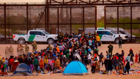 Texas demanda a uno de sus condados por brindar asistencia legal a migrantes irregulares
