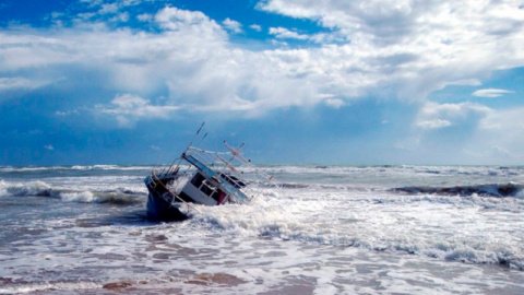 Al menos 53 migrantes mueren en naufragio frente a costas de Libia