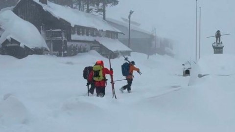 Tras avalancha desaparecen nueve esquiadores en California