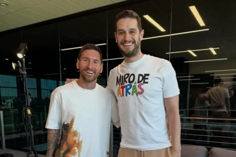Adrián Marcelo comparte foto con Messi y genera memes y revuelo en redes
