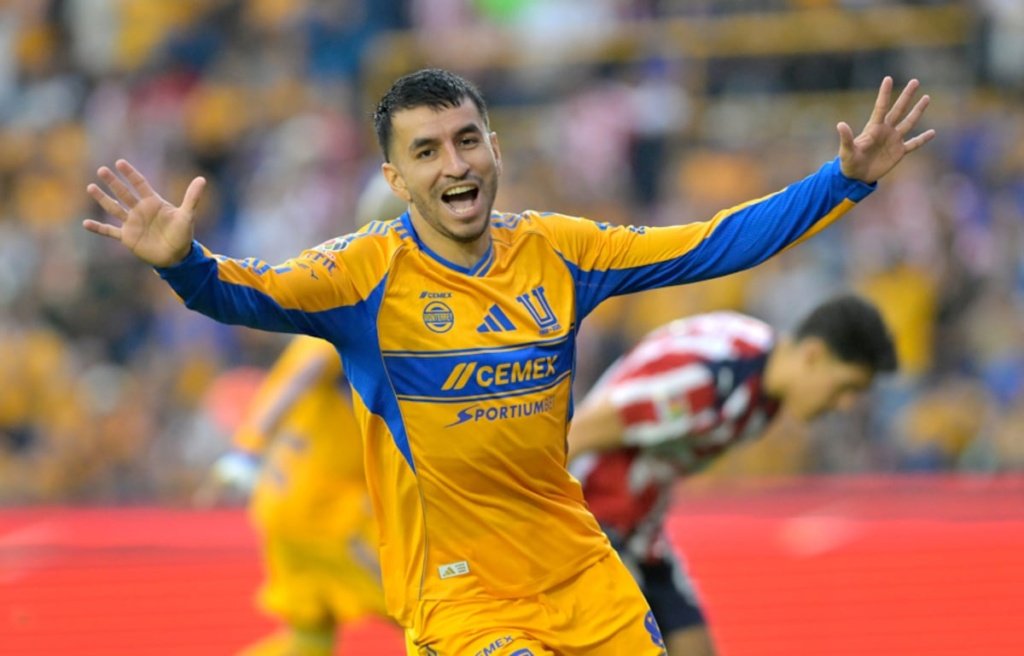 Tigres desgarra 4-1 a las Chivas que siguen de líderes