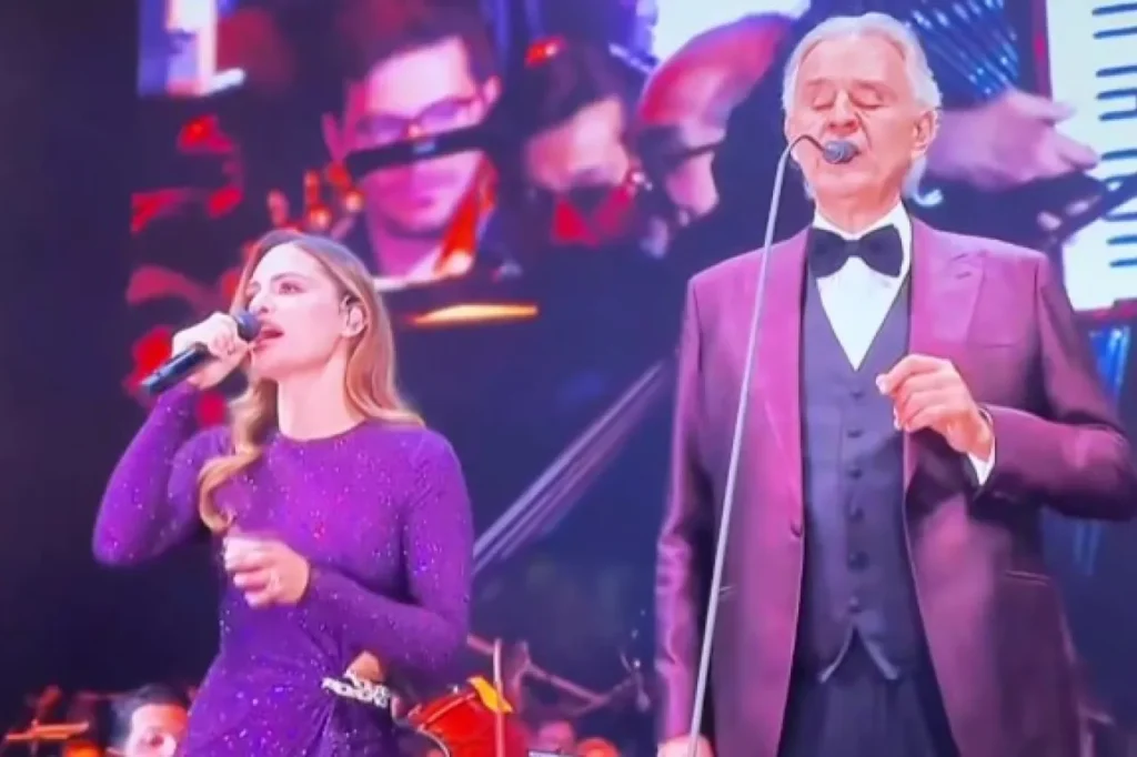 Bocelli convierte el Zócalo en pista de baile con cumbia inesperada